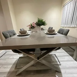 Big 3 Bedroom London House With 2 Bathroom Apartment