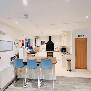20 Lees Road Uxbridge Ub8 3at Holiday home